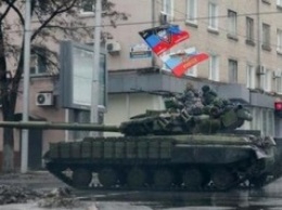 Оккупированный Донецк паникует: более 10 танков боевиков "ДНР" свезено в центр города