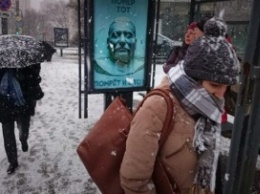 Плакат со Сталиным в Москве: «Помер тот, помрет и этот»