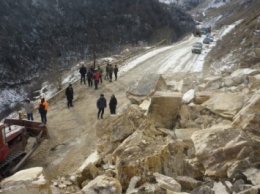 Из-за камнепада перекрыт участок Транскавказской магистрали