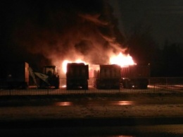 В Петербурге ночью сгорели три грузовика