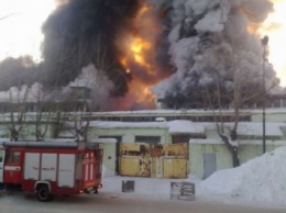 На территории шинного завода в Екатеринбурге загорелся склад игрушек