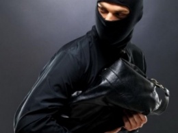 В Москве вооруженный мужчина ограбил "Диски" на 200 тыс рублей