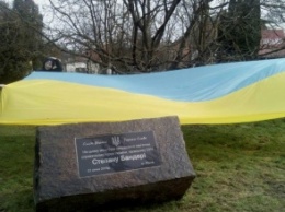 На месте разбитой мемориальной доски Бандере в Ровно установили камень под видеонаблюдением