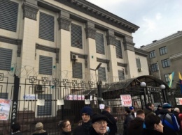 Украинские националисты испохабили фасад и ограду посольства России в Киеве