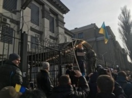 Посольство РФ в Киеве забросали яйцами и повесили «Путина»