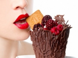 Ученые определили причину зависимости людей от сладостей
