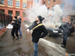 Консульство Украины в Петербурге забросали файерами и яйцами