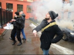 В Санкт-Петербурге вандалы и маргиналы штурмовали консульство Украины с криками - "Савченко, гори в аду"