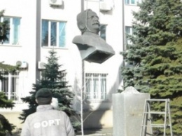 В Запорожье демонтировали бюст Орджоникидзе (ФОТО)