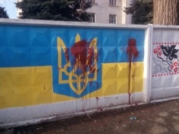Под Харьковом вандалы надругались над символикой Украины