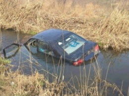 Одесса: нетрезвый водитель утопил машину в канаве (фото)