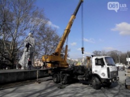 В Запорожье начался демонтаж памятника Дзержинскому