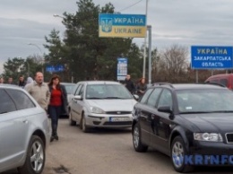 Владельцы "иностранных" авто до сих пор блокируют КПП в Ужгороде