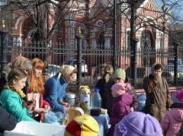 На Соборной площади в Днепродзержинске празднуют Масленицу
