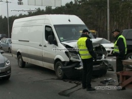 В Киеве пьяный водитель Мercedes Sprinter протаранил Ford и Infiniti на светофоре. ФОТО