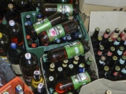 Жителей Мирного в Мариуполе лишили нелегального спиртного (ФОТО)