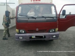 На КПП "Марьинка" украинские пограничники задержали грузовик с банкоматами