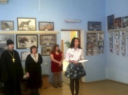 В музее истории Бердянска открылась и действует выставка вышитых картин Ольги Воробей-Бондарь