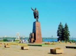Запорожский памятник Ленину начали ограждать забором, - ФОТОФАКТ