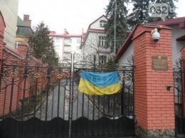 Консульство России во Львове до сих пор стоит без флага и с оскорбительными надписями в адрес Путина на воротах