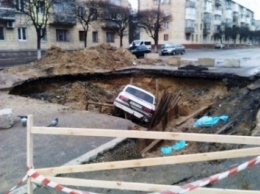 В Житомире "Волга" влетела в выкопанную коммунальщиками яму
