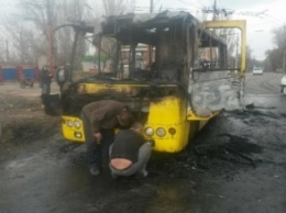 В Мариуполе до тла сгорел маршрутный автобус (ФОТО)