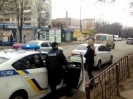 Как работает полиция: на Тополе оштрафовали блондинку, а возле Каскад Плазы простили одну из хозяек «Репортера»