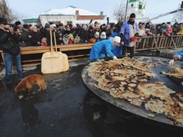 В центре Москвы на Масленицу кормили сгоревшими блинами