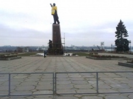 Ажиотаж вокруг памятника Ленину: погода не помеха демонтажу
