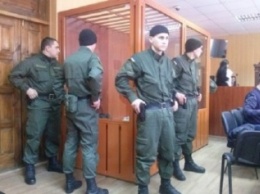 Как в суде Нелю Штепу охраняют (фото)