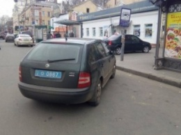 В центре Одессы общественники пристыдили полицейского, который припарковался на остановке (ФОТО)