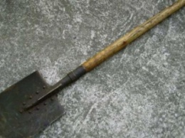 Днепродзержинец лопатой убил незваного гостя в своем дворе