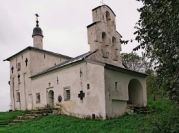 Отреставрированная древняя церковь в Изборске покрылась зелеными пятнами