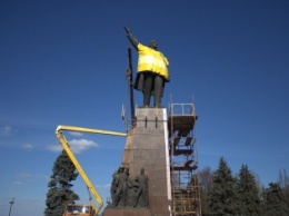 В Запорожье сносят бронзовые фигуры возле памятника Ленину (ФОТО, обновляется)