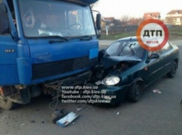 ДТП в Киеве: пьяный водитель врезался в грузовик