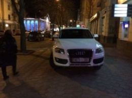 "Стоп хам": В Кривом Роге владелец "Audi" поставил машину на тротуаре проспекта Карла Маркса и ушел (ФОТО)