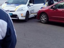 Новое ДТП с полицией в Днепропетровске: Peugeot столкнулся с патрульной Toyota (ФОТО)