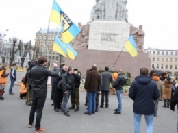 МВД Украины за Гитлера: украинские нацисты из "Азова" участвовали в рижском марше Ваффен СС