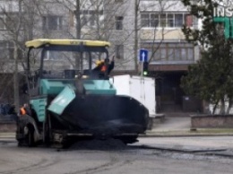 В Николаеве приступили к текущему ремонту дороги на Наваринской. Гарантия от асфальтоукладчика - 5 лет