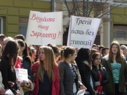 Мукачево вновь в центре внимания: под стенами городской ратуши протесты и драки (ФОТО, ВИДЕО)