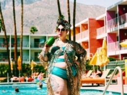 Беременная 155-килограммовая модель Тесс Холидей выложила фото в бикини