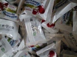 Круговорот добра: макеевских волонтеров поощрили конфетами, которые они передадут детям
