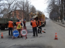 Для ямочного ремонта дорог в Кривой Рог приехал автогудронатор и бригада дорожников из Днепропетровска (ФОТО)