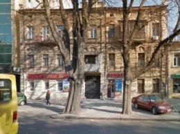 Во-первых, это красиво! Старинное здание в центре Одессы утепляют пенопластом (ФОТО)