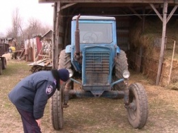 Фермер переехал трактором рабочего в Винницкой области и вывез тело в лесопосадку