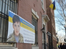 В США на здании украинского посольства вывесили баннер с призывом освободить Савченко