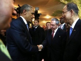 Кастро не дал Обаме похлопать себя по плечу