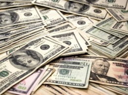Доллар продолжает укрепляться к мировым валютам