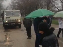 Жители Вознесенска перекрыли дорогу для проезда грузовиков с песком