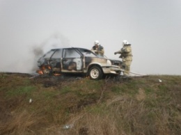 Автомобиль загорелся во время движения в Херсонской области, погибла женщина